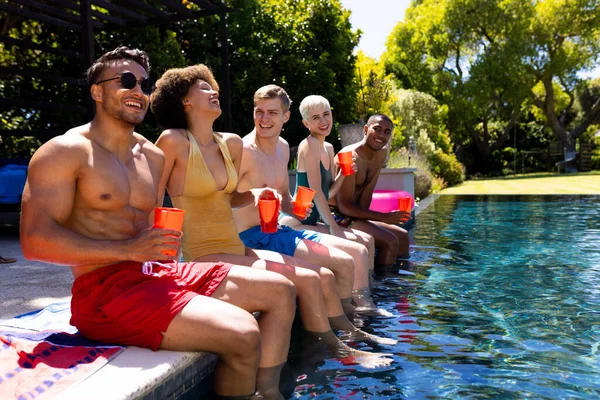 Gelukkig Gevarieerde Groep Vrienden Met Zwembadfeest Met Plastic Bekers Tuin — Stockfoto