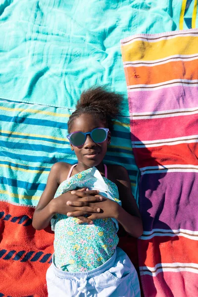 Vista Aérea Una Chica Afroamericana Con Gafas Sol Tumbada Sobre —  Fotos de Stock