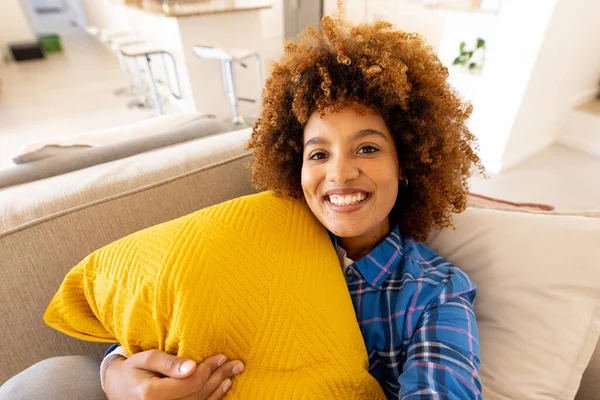 Portrét Usmívající Mladé Ženy Afro Vlasy Relaxující Žlutým Polštářem Pohovce — Stock fotografie