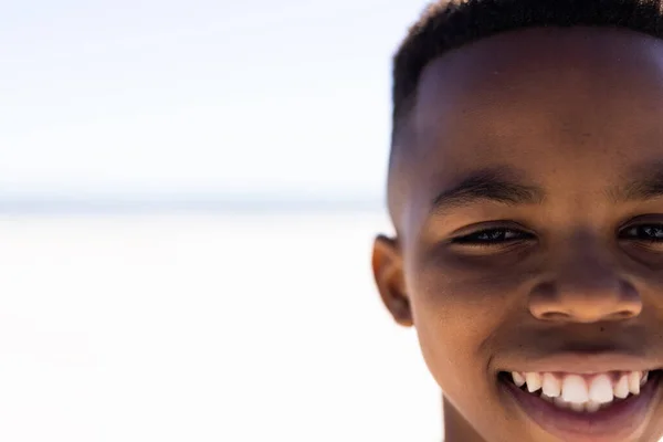 Retrato Primer Plano Del Chico Lindo Afroamericano Sonriendo Contra Mar —  Fotos de Stock