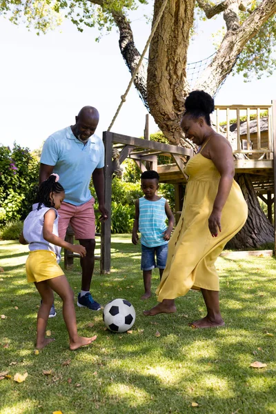 Afro Americanos Alegres Abuelos Jugando Fútbol Con Nietos Parque Inalterado —  Fotos de Stock