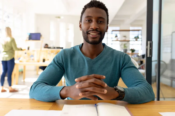 Retrato Feliz Empresario Afroamericano Casual Teniendo Videollamada Oficina Moderna Negocios — Foto de Stock