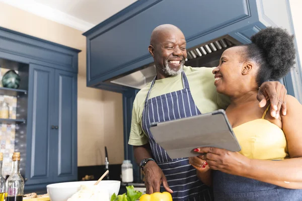 Feliz Pareja Afroamericana Senior Que Usa Delantales Cocina Con Tableta —  Fotos de Stock