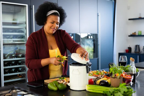Glad Storlek Afrikansk Amerikansk Kvinna Förbereder Middag Kompostering Vegetabiliskt Avfall — Stockfoto