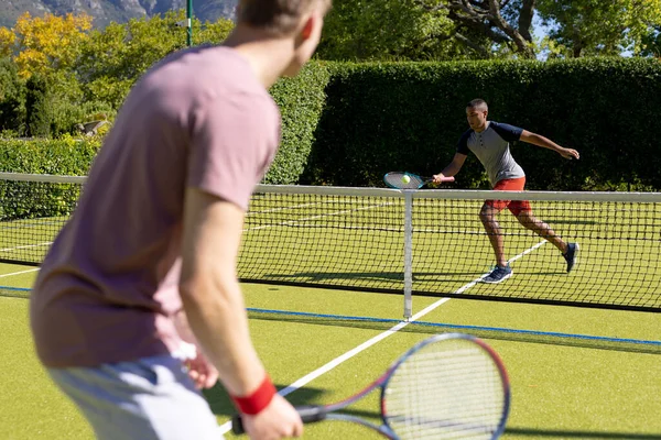 Счастливые Друзья Мужчины Играющие Вместе Теннис Теннисном Корте Активный Образ — стоковое фото
