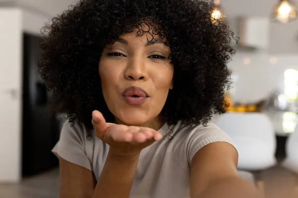 Porträtt Lycklig Biracial Kvinna Med Afro Hemma Gör Videosamtal Blåser — Stockfoto