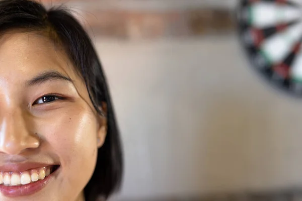 Potret Setengah Wajah Dekat Dengan Bahagia Asia Kasual Pengusaha Tersenyum — Stok Foto