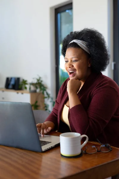 Mutlu Afrikalı Amerikalı Kadın Masada Oturuyor Bilgisayarını Kullanarak Video Görüşmesi — Stok fotoğraf
