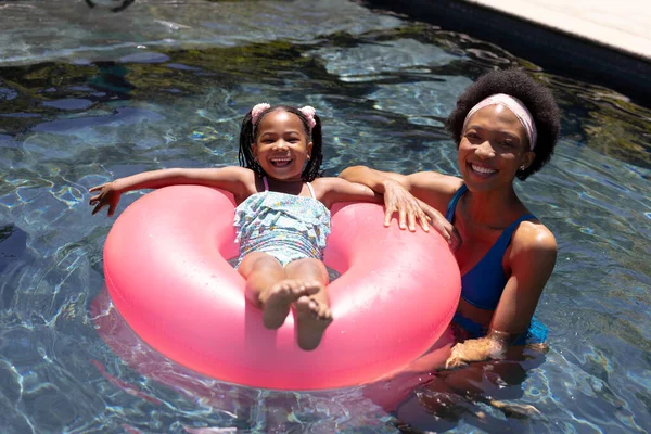 非洲裔美国母亲站在女孩身边 站在游泳池内充气环上的高视角图像 不变的家庭 享受和周末的概念 — 图库照片