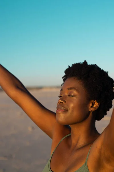 非洲裔美国中年女性的衣服 眼睛紧闭 手臂张开 在海滩上尽情享受 复制空间 非洲头发 不变的假期 生活方式 享受和日落 — 图库照片
