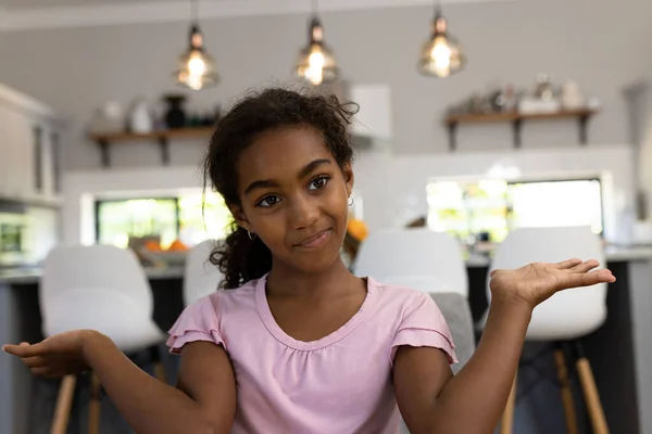 Retrato Menina Biracial Feliz Fazendo Videochamada Casa Gesticulando Com Mãos — Fotografia de Stock