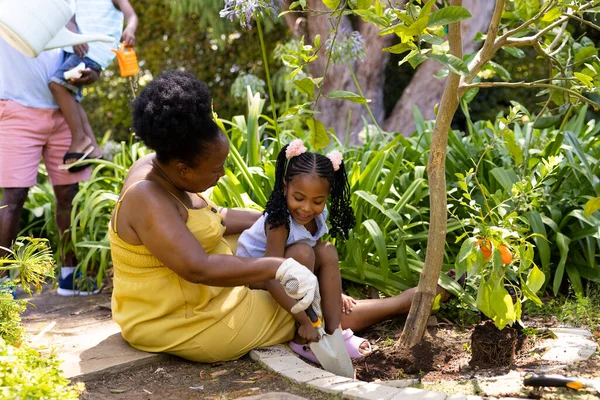 Abuela Nieta Afroamericanas Cavando Tierra Con Herramientas Mientras Cultivan Huerto —  Fotos de Stock