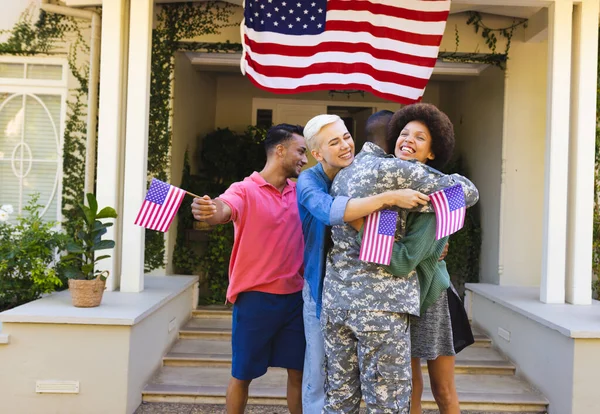 Feliz Grupo Diverso Amigos Con Banderas Saludo Birracial Soldado Americano —  Fotos de Stock
