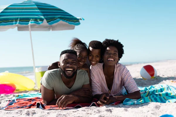 Веселые Африканские Американские Родители Детьми Лежащими Полотенцах Пляже Ясным Небом — стоковое фото