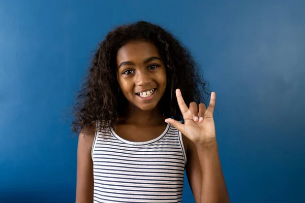 Retrato Menina Biracial Feliz Usando Linguagem Sinais Com Mão Fundo — Fotografia de Stock