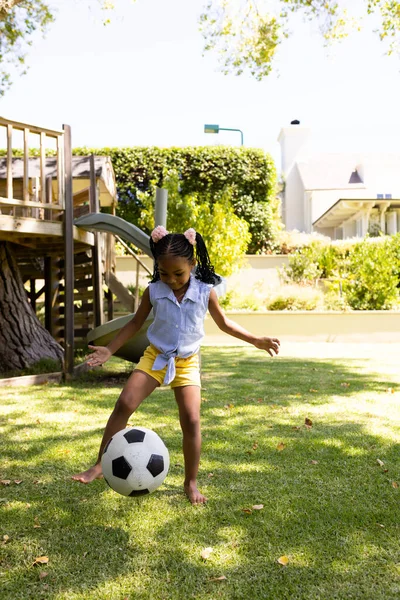Longitud Completa Alegre Chica Afroamericana Jugando Fútbol Campo Hierba Parque — Foto de Stock