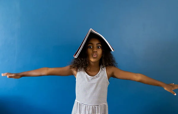 Portret Van Biracial Schoolmeisje Met Uitgestrekte Armen Notitieboekje Hoofd Blauwe — Stockfoto