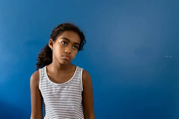在蓝色背景和复制空间上穿着条纹衣服的悲伤的出生女孩的画像 工作室拍摄 情感和悲伤 — 图库照片