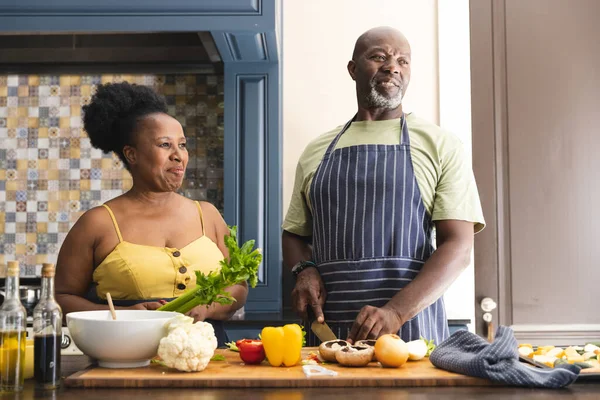 Feliz Pareja Afroamericana Senior Usando Delantales Cocinando Cocina Estilo Vida — Foto de Stock