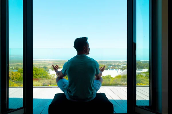 Rückansicht Eines Mannes Der Auf Einem Balkon Sitzt Und Meditiert — Stockfoto