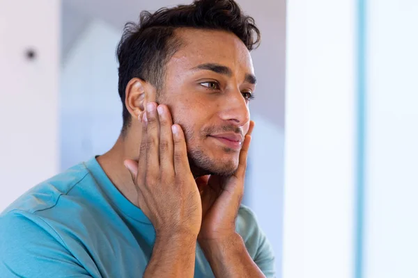 Usmívající Biraciální Muž Sebe Dívá Zrcadla Koupelně Aplikuje Krém Obličej — Stock fotografie