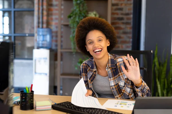 Portret Szczęśliwej Dwurasowej Swobodnej Bizneswoman Wykonującej Wideo Rozmowę Przy Biurku — Zdjęcie stockowe