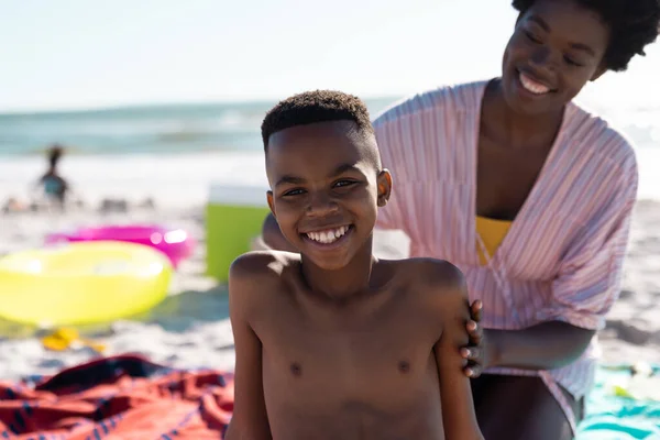 Afrika Kökenli Amerikalı Anne Plajda Gökyüzüne Karşı Otururken Oğlunun Sırtına — Stok fotoğraf