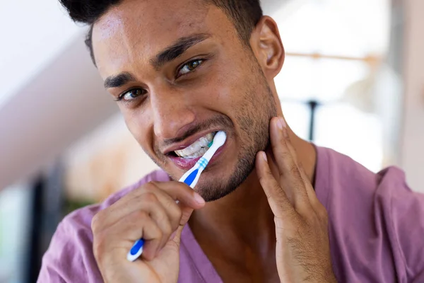 Šťastný Biracial Muž Čistí Zuby Koupelně Usmívá Životní Styl Sebepéče — Stock fotografie