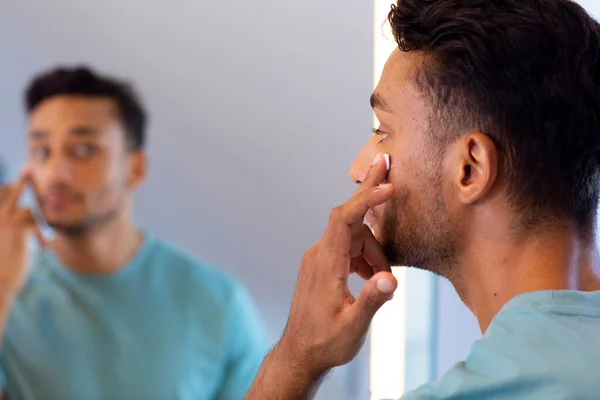 Biraciální Muž Sebe Dívá Zrcadla Koupelně Aplikuje Krém Obličej Životní — Stock fotografie