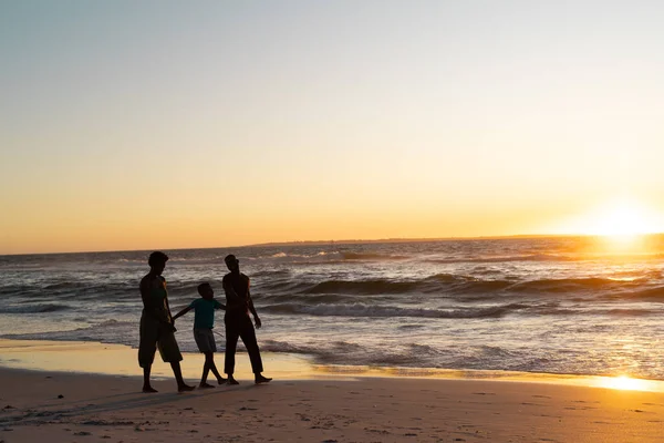 Силуэт Африканского Мальчика Матерью Отцом Гуляющих Пляжу Закате Копировальное Пространство — стоковое фото