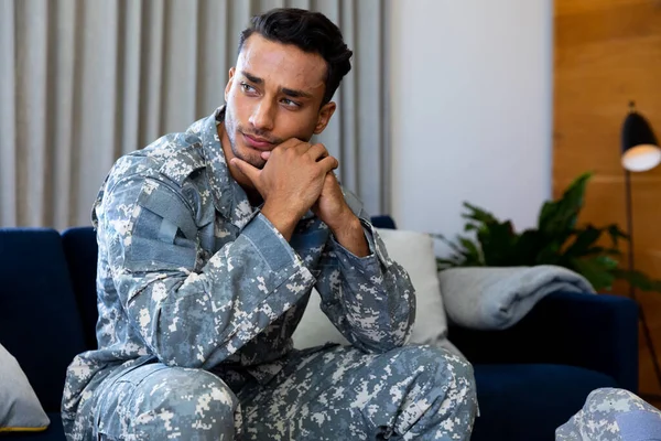 Soldado Birracial Pensativo Usando Uniforme Militar Sentado Sofá Sala Estar — Fotografia de Stock