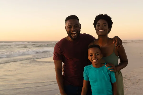 Gün Batımında Plajda Gökyüzüne Karşı Duran Mutlu Afrikalı Amerikalı Ebeveynlerin — Stok fotoğraf