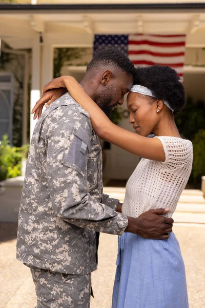 爱美国士兵丈夫和妻子的侧面观点 他们的头对着外面的房子 不变的家庭 爱国主义和归国观念 — 图库照片