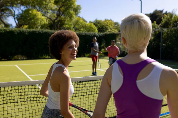 Счастливая Компания Друзей Играющих Теннис Теннисном Корте Активный Образ Жизни — стоковое фото