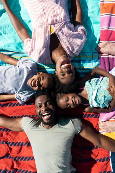Sahilde Havlulara Uzanmış Neşeli Afro Amerikan Ebeveynler Çocuklar Değiştirilmemiş Aile — Stok fotoğraf