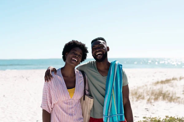 Alegre Pareja Afroamericana Riendo Mientras Está Pie Playa Contra Mar — Foto de Stock