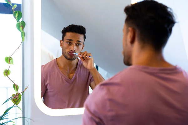 Ein Mann Der Sich Selbst Spiegel Betrachtet Und Sich Badezimmer — Stockfoto