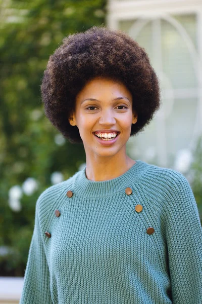 Retrato Mujer Afroamericana Feliz Mirando Cámara Sonriendo Jardín Retrato Rostro — Foto de Stock