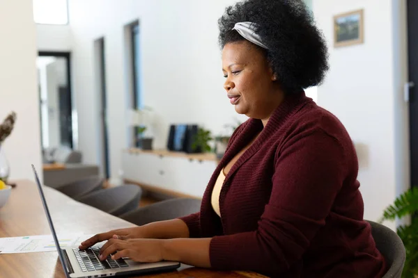 Masada Dizüstü Bilgisayar Kullanarak Oturan Afro Amerikan Kadın Letişim Evden — Stok fotoğraf