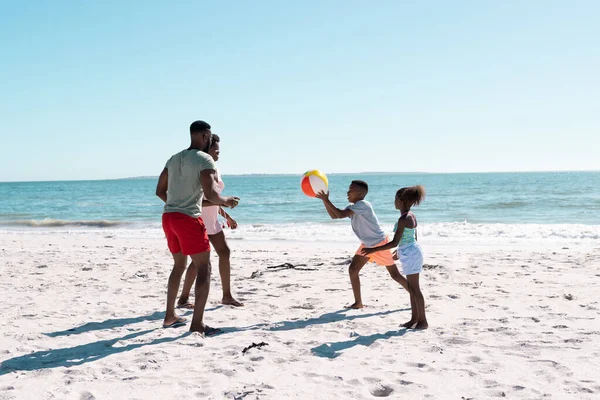 非裔美国人的父母和孩子们在海滩上与美丽的大海和晴朗的天空玩耍 复制空间 享受和夏天 — 图库照片