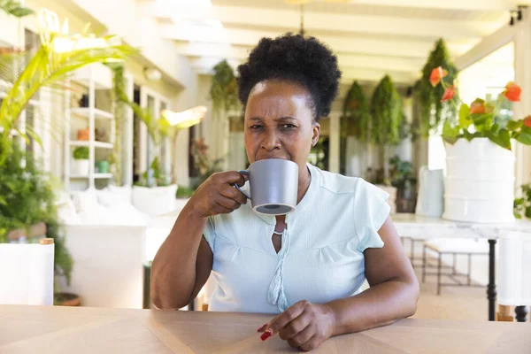 Retrato Uma Mulher Afro Americana Chocada Com Uma Chávena Café — Fotografia de Stock