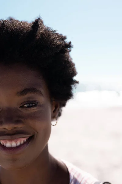 Καλλιεργημένο Πρόσωπο Μιας Χαρούμενης Αφροαμερικανής Μέσης Ενήλικης Γυναίκας Αφρο Μαλλιά — Φωτογραφία Αρχείου