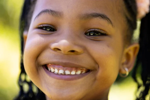 可爱的非洲裔美国微笑女孩的特写镜头 带着恐惧的目光看着相机 不变的生活方式 童年和快乐的概念 — 图库照片