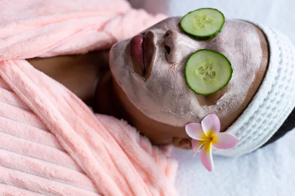 Güzellik Maskesi Kaplıcada Salatalık Dilimleri Olan Rahat Iri Yarı Afro — Stok fotoğraf