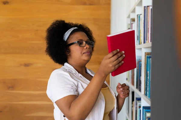 Boldog Plusz Méretű Afro Amerikai Szemüveget Visel Könyvespolcról Vesz Könyvet — Stock Fotó