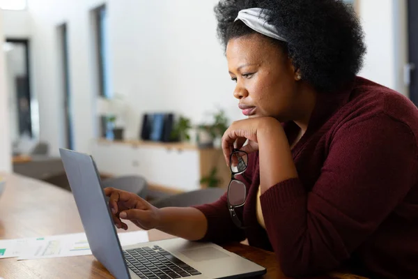 Storlek Afrikansk Amerikansk Kvinna Sitter Vid Bordet Med Laptop Koncentrera — Stockfoto
