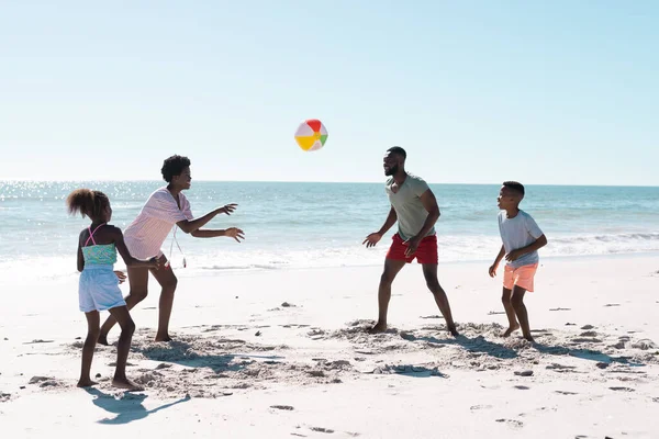 Genitori Afroamericani Giocosi Bambini Che Giocano Con Palla Spiaggia Contro — Foto Stock