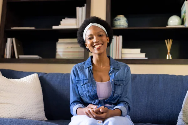 Lächelnde Afrikanisch Amerikanische Frau Mittleren Alters Mit Kurzen Afrohaaren Die — Stockfoto