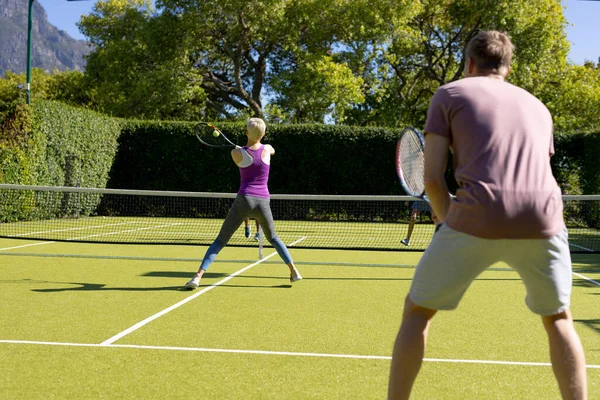 Fröhliche Bunte Gruppe Von Freunden Spielt Tennis Auf Dem Tennisplatz — Stockfoto
