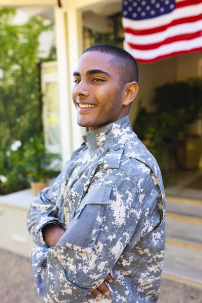Soldado Americano Birracial Feliz Vestindo Uniforme Militar Fora Casa Bandeira — Fotografia de Stock